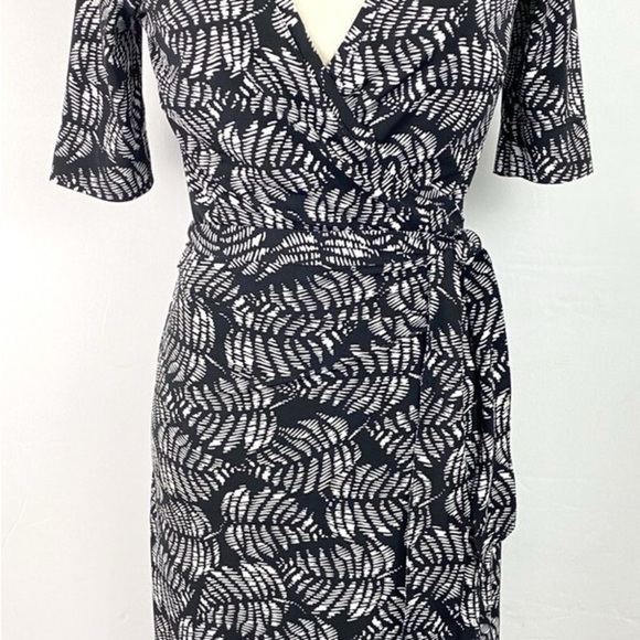 Daisy FuentesBlack and White Wrap Dress Size PXL - Picture 1 of 6